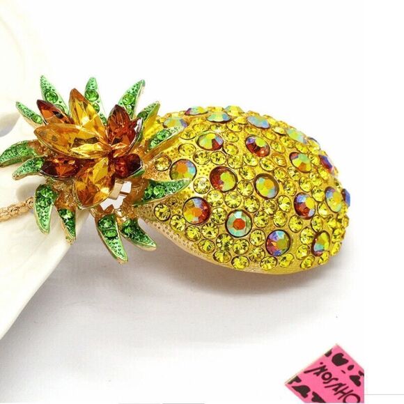 🍍 Betsey Johnson sparkling crystal pineapple necklace🍍 - Picture 2 of 3